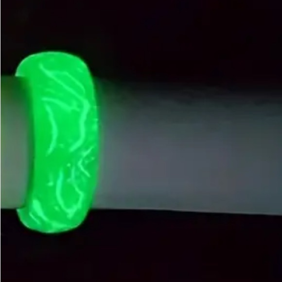 Luminous Vintage Resin Ring - Picture 6 of 8